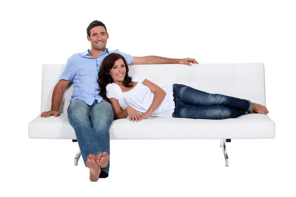 Pár na pohovce pohodlně nainstalován — Stock fotografie
