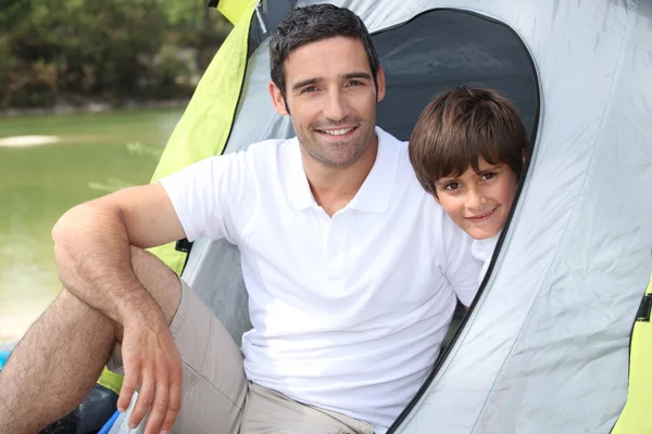 O papá levou-me a acampar . — Fotografia de Stock