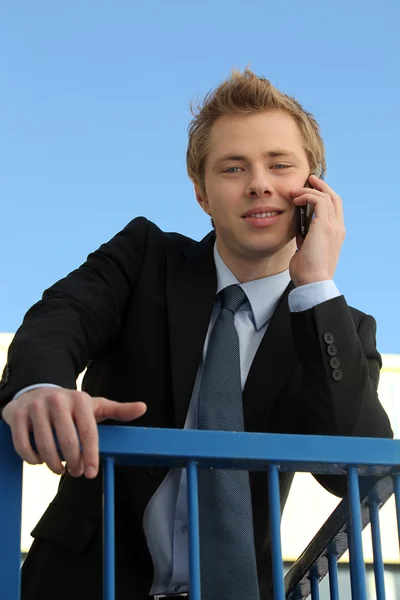Jeune homme d'affaires parlant sur son téléphone portable à l'extérieur — Photo