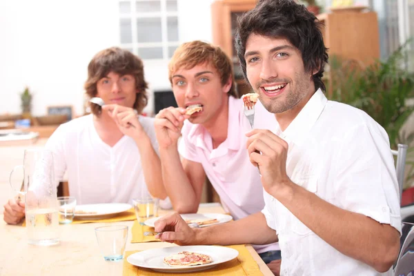 Tre vänner njuta utomhus måltid tillsammans — Stockfoto