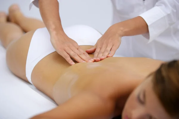 Donna che riceve massaggio alla schiena — Foto Stock
