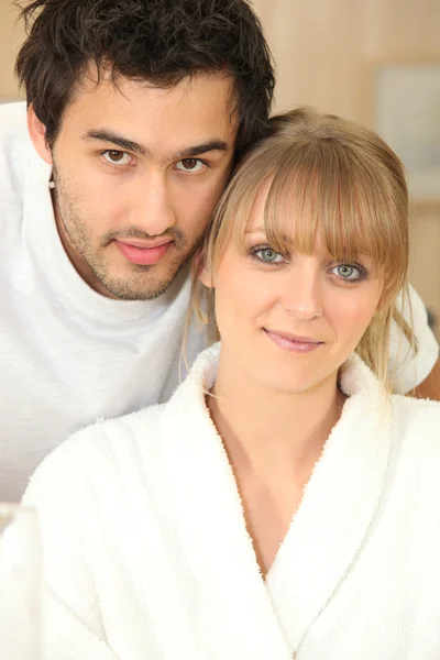Porträtt av par hemma — Stockfoto