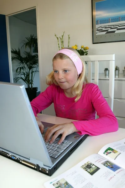 Holčička tiše dělá její domácí úkoly — Stock fotografie