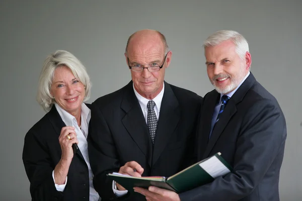 Businesspeople signing a contract — Stock Photo, Image