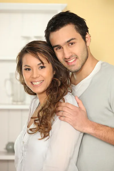 Sorrindo jovem casal — Fotografia de Stock