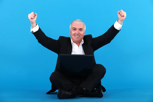 Erfolgreicher Geschäftsmann sitzt auf dem Boden — Stockfoto
