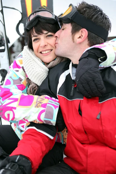 Pár na romantické lyžařské dovolené — Stock fotografie