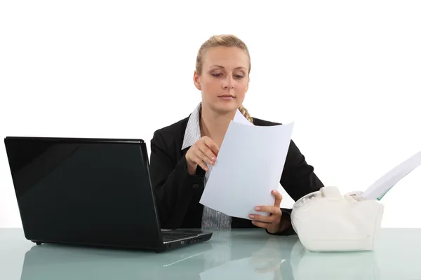 Büroangestellte blättert in einem Dokument — Stockfoto
