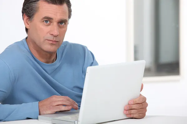 Hombre usando un ordenador portátil — Foto de Stock