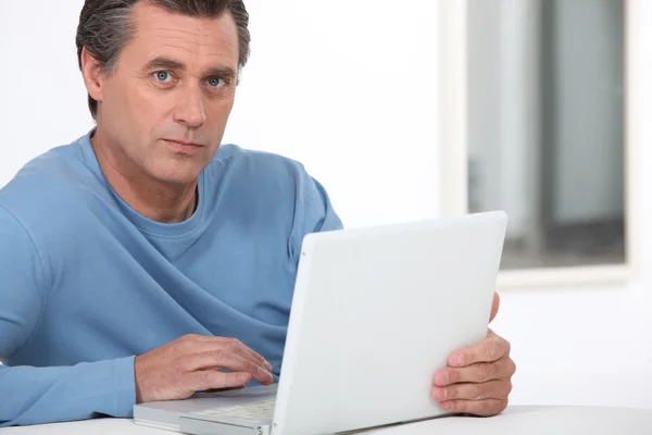 Hombre usando un ordenador portátil Fotos De Stock Sin Royalties Gratis