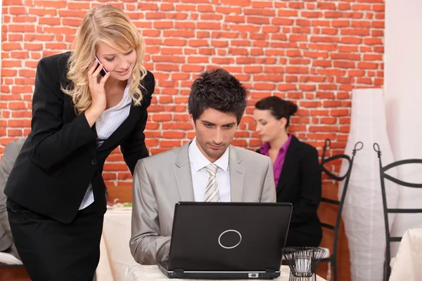 Man and woman looking at a laptop computer — Stock Photo, Image