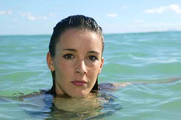Kobieta relaks w morzu — Zdjęcie stockowe