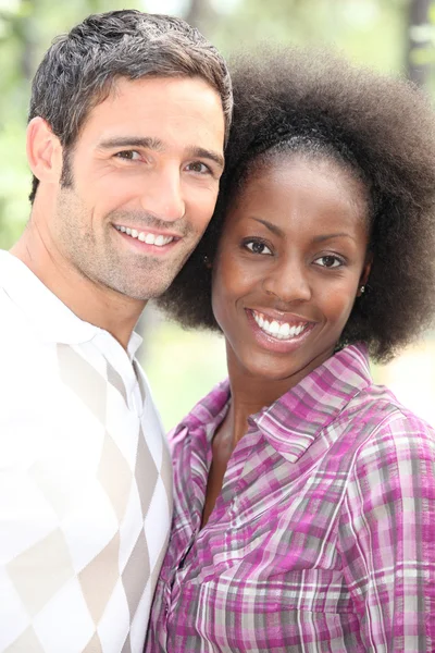 Retrato de una pareja interracial —  Fotos de Stock