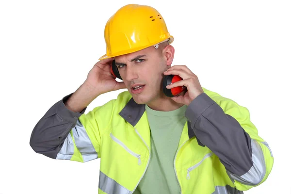 Építőmunkás a fülvédő — Stock Fotó