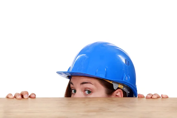 Handwerker versteckt sich hinter einem Tisch — Stockfoto