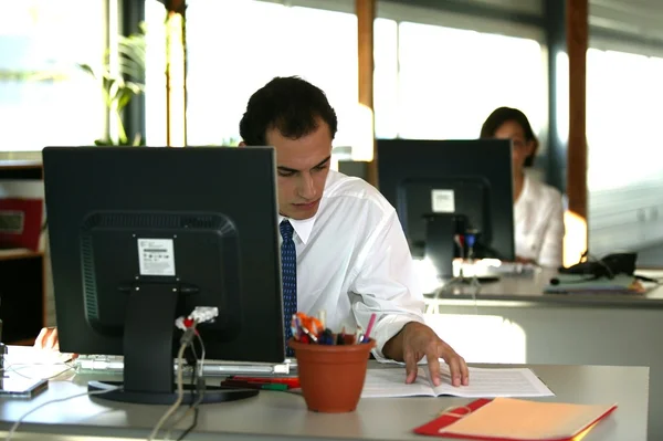 Man som arbetar vid ett skrivbord — Stockfoto