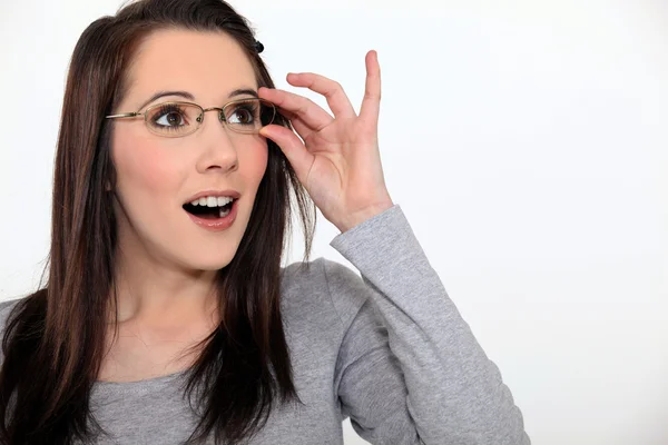 Förvånad kvinnor med glasögon — Stockfoto