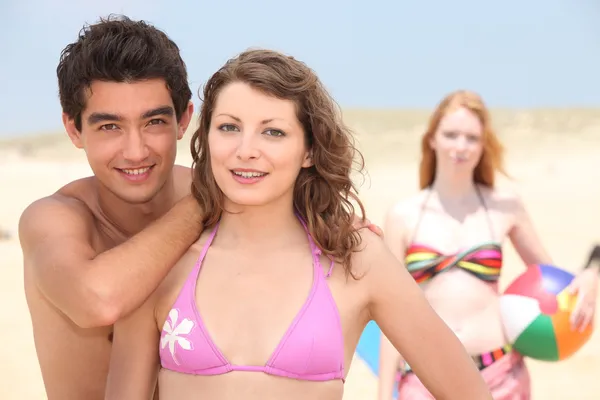 Amigos adolescentes en la playa —  Fotos de Stock