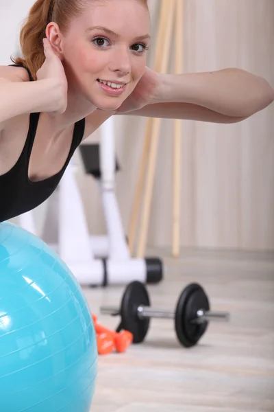 Kobieta balansowanie na siłowni piłka — Zdjęcie stockowe