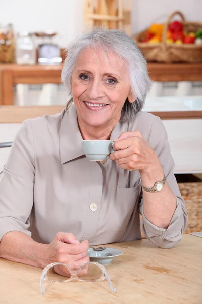 Ηλικιωμένη γυναίκα πίνει καφέ — Φωτογραφία Αρχείου