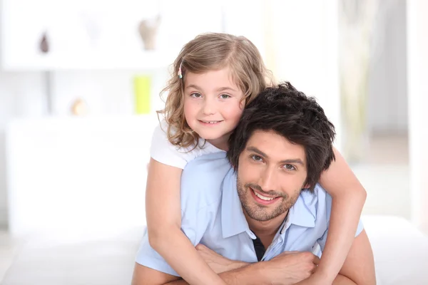 Boldog apa és lánya portréja — Stock Fotó