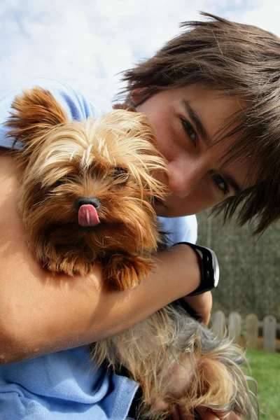 애완 동물 강아지와 소년 — 스톡 사진