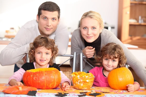 Uma família esculpir abóboras de Halloween . — Fotografia de Stock