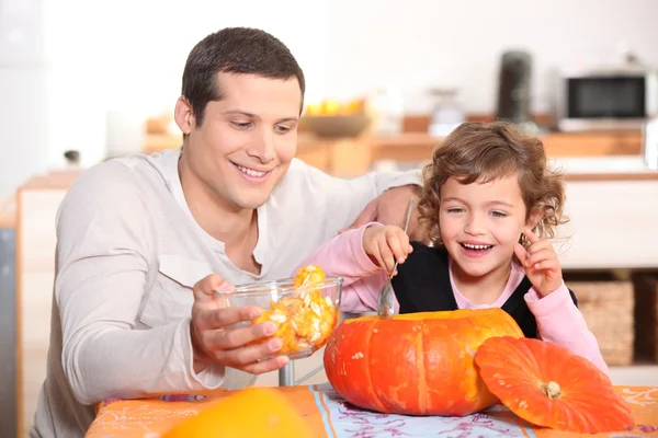 Girl preparing pumpkin with father — Stock Photo, Image