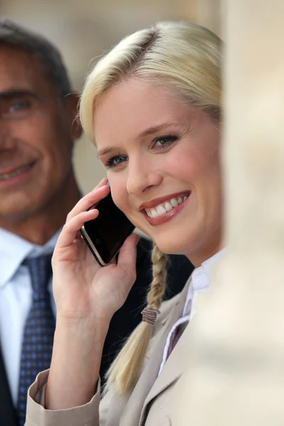 Gelukkige vrouw met behulp van een mobiele telefoon — Stockfoto