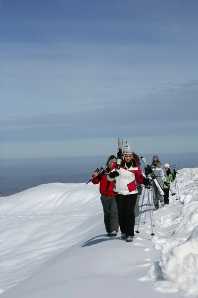 Группа лыжников, идущих по горному хребту — стоковое фото