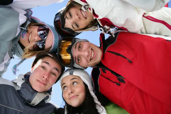 Freunde beim Skifahren — Stockfoto