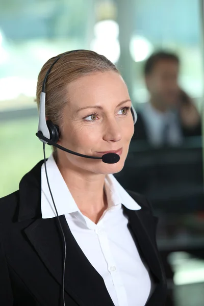 Kvinna med headset — Stockfoto