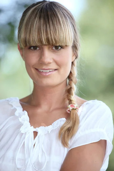 Portret kobiety śliczna blondynka z grzywką tępe — Zdjęcie stockowe