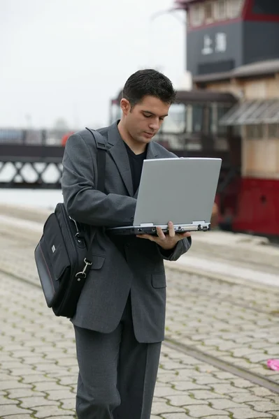 Uomo d'affari che utilizza il suo computer portatile all'aperto — Foto Stock
