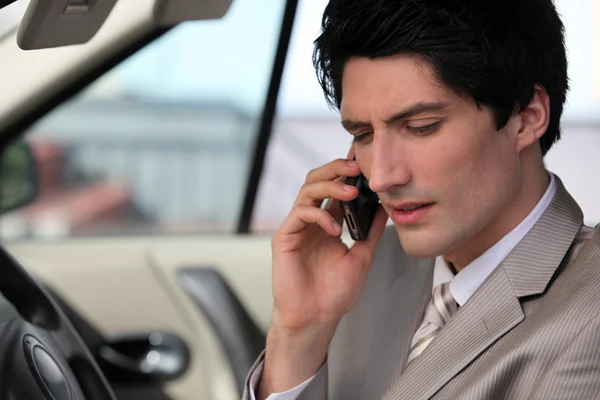 Uomo d'affari in macchina che fa una telefonata — Foto Stock