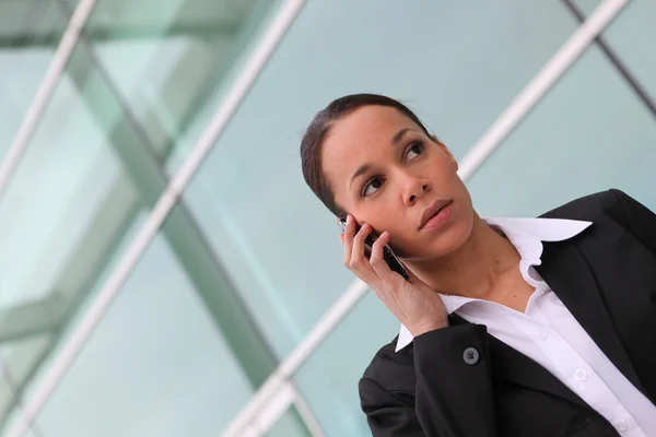 Бізнес-леді робить дзвінок біля офісу — стокове фото