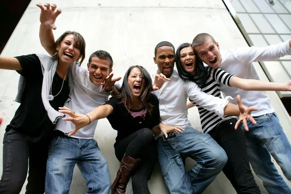 Grupo de jovens posando para foto — Fotografia de Stock