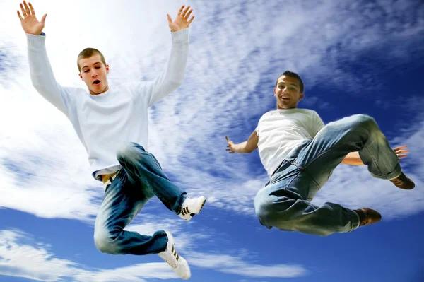 공중에서 점프 하는 두 젊은이 — 스톡 사진