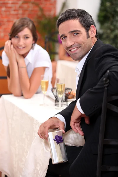 Paar im Restaurant — Stockfoto