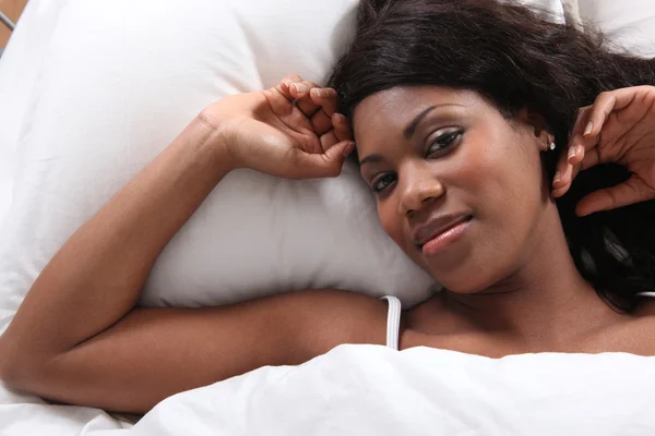 Retrato de mulher negra deitada na cama — Fotografia de Stock