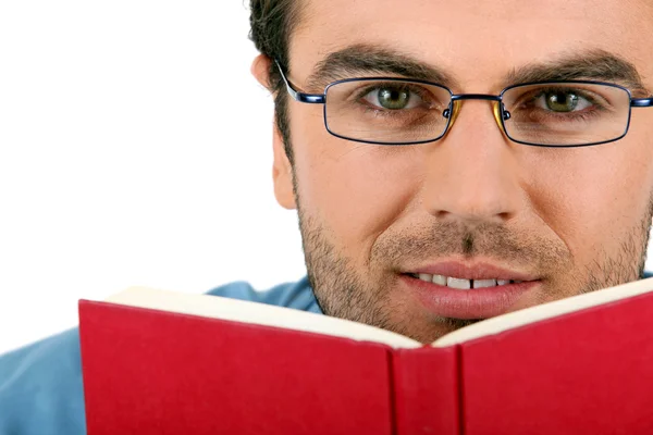 Człowiek w okularach czytanie książki — Zdjęcie stockowe