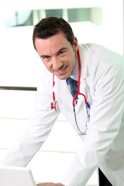 Muž lékař v úřadu — Stock fotografie