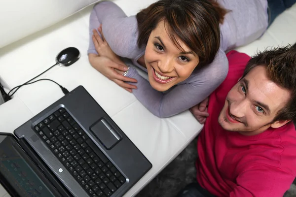 Par ha kul hemma med deras laptop — Stockfoto