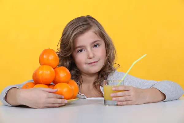 Dziewczyna picie świeżego soku pomarańczowego — Zdjęcie stockowe