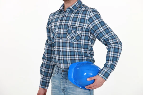 Pracovník drží ochrannou přilbu — Stock fotografie