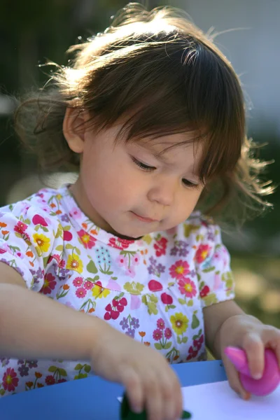 Küçük kız bahçede oynarken — Stok fotoğraf