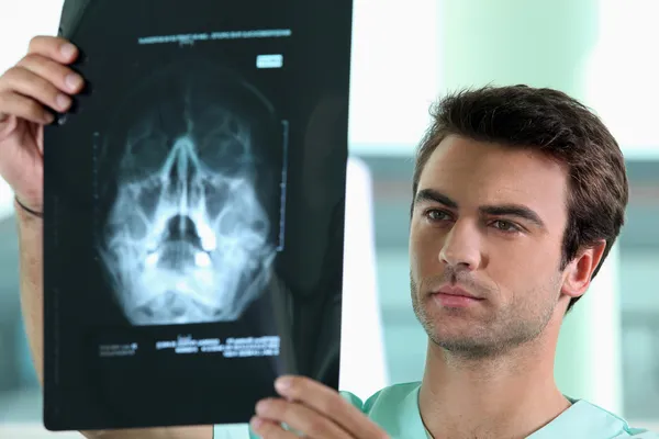 Läkare titta på röntgen — Stockfoto