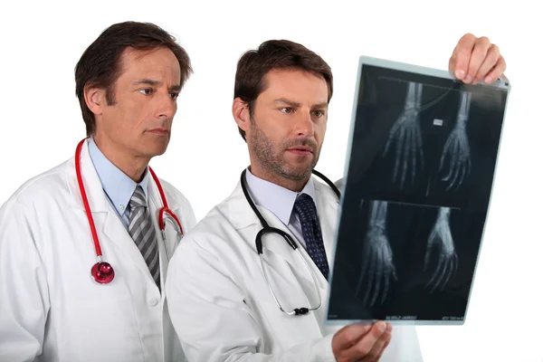 Medici che esaminano i raggi X — Foto Stock