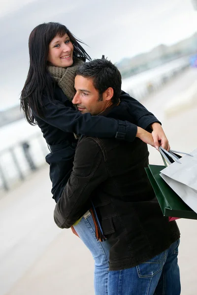 Couple hugging in the street — Stock Photo, Image