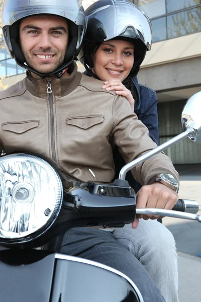 Paar rijden een scooter — Stockfoto
